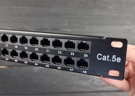 Патч панель 1U 48 портов UTP с организатором кабеля, кат. 5Е 256_184.jpg