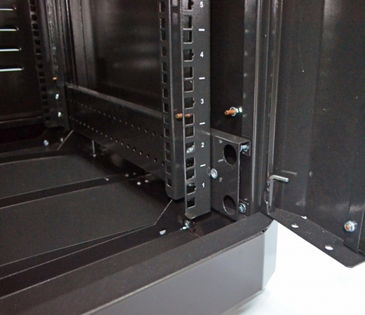 Шкаф серверный напольный 19" 33U, 610х675 мм (Ш*Г), усиленный, черный (UA-MGSE3366MB) 98_85.jpg - фото 2