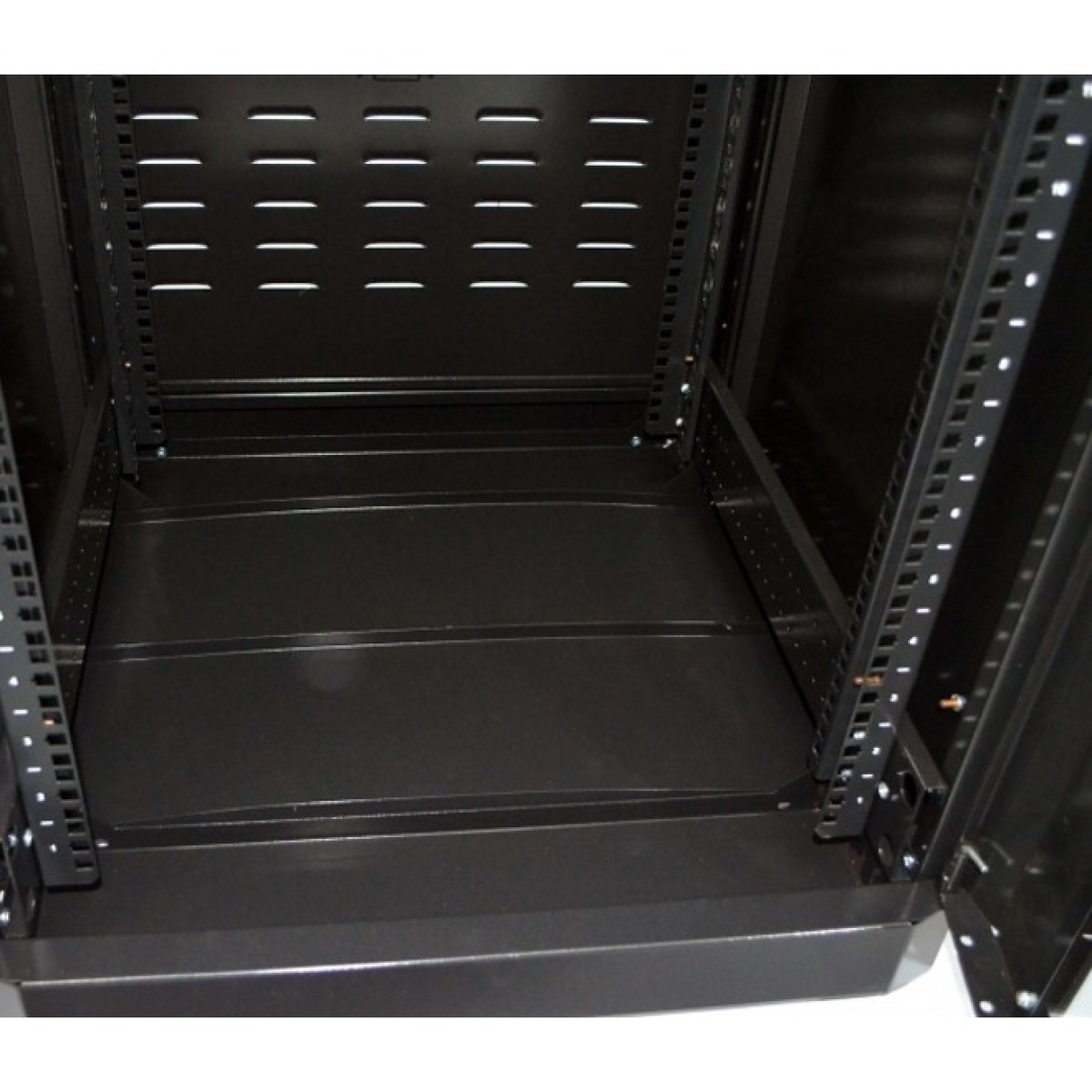 Шкаф серверный напольный 19" 33U, 610х675 мм (Ш*Г), усиленный, черный (UA-MGSE3366MB) 98_98.jpg - фото 6