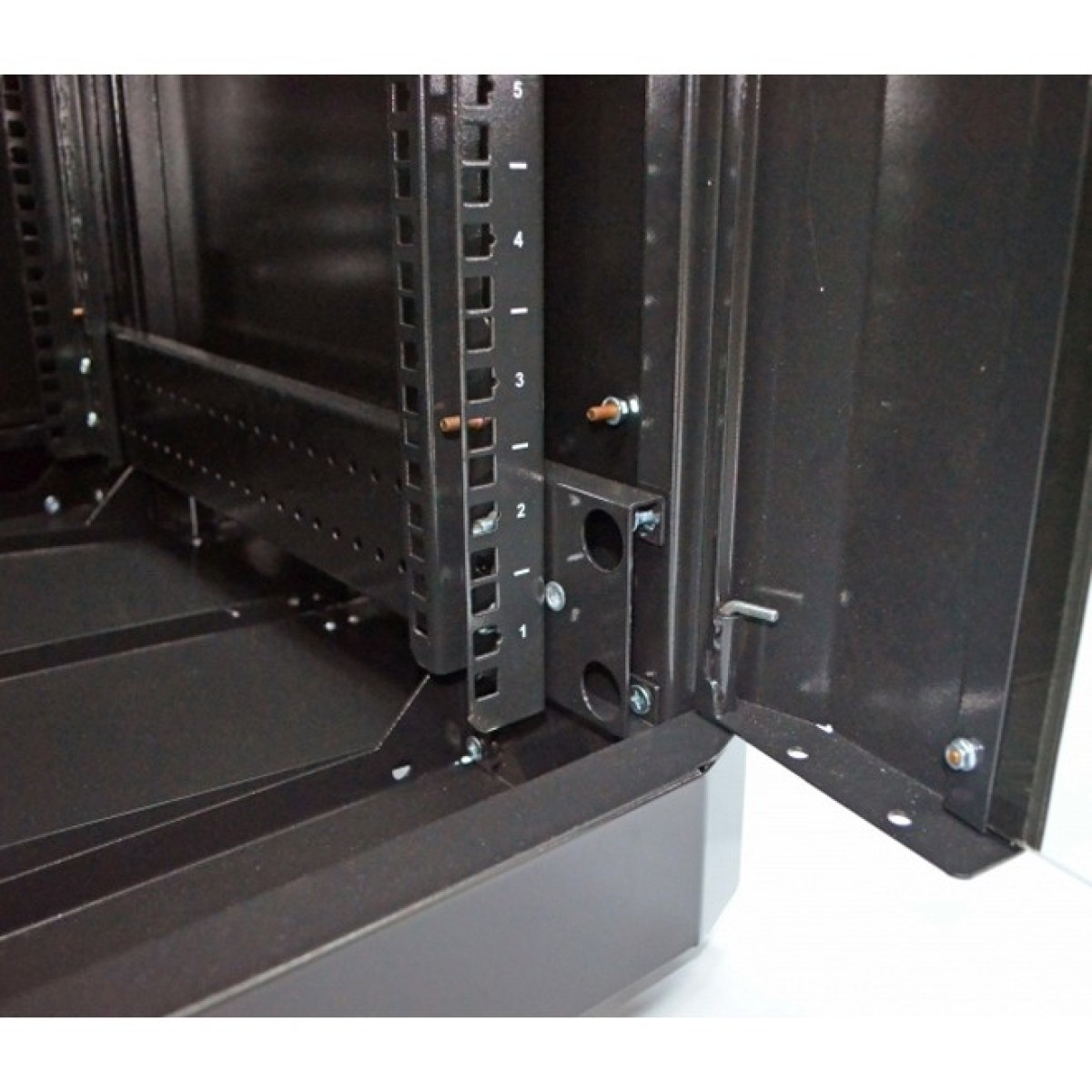 Шкаф серверный напольный 19" 24U, 610х675мм (Ш*Г), усиленный, черный (UA-MGSE2466MB) 98_98.jpg - фото 4