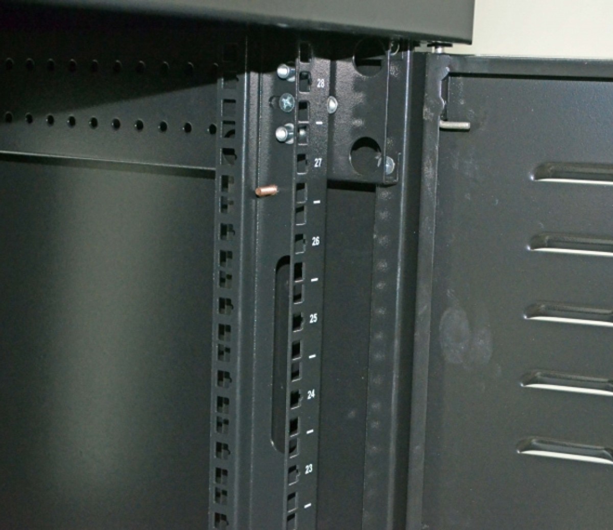 Серверна шафа CMS 24U 610Х1055 мм посилена чорна (UA-MGSE24610MB) 98_85.jpg - фото 5