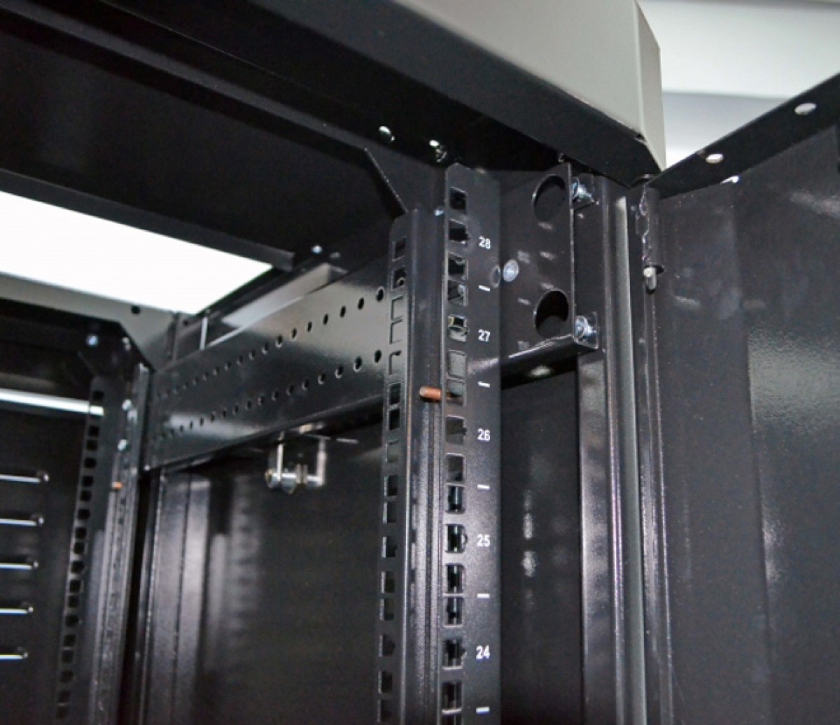 Шкаф серверный напольный 19" 28U, 610х675 мм (Ш*Г), усиленный, черный (UA-MGSE2866MB) 98_85.jpg - фото 4