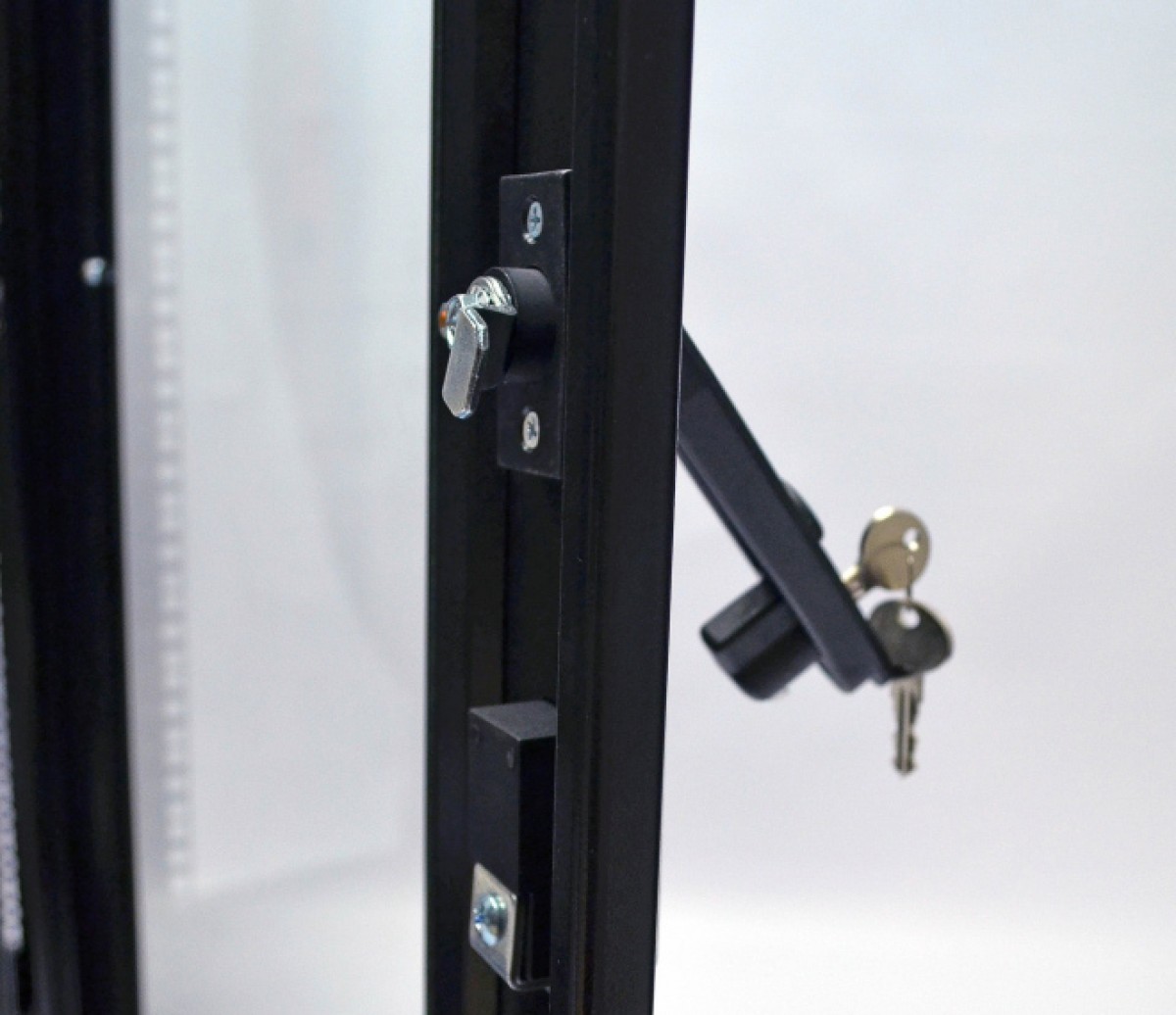 Шкаф серверный напольный 19" 28U, 610х675 мм (Ш*Г), усиленный, черный (UA-MGSE2866MB) 98_85.jpg - фото 6