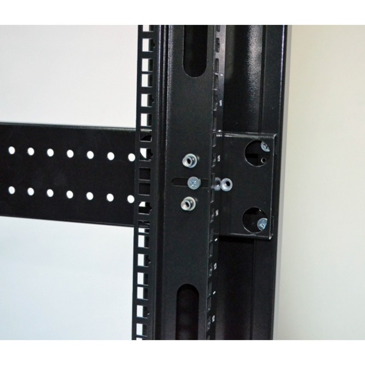 Шкаф серверный напольный 19" 28U, 610х675 мм (Ш*Г), усиленный, черный (UA-MGSE2866MB) 98_98.jpg - фото 9