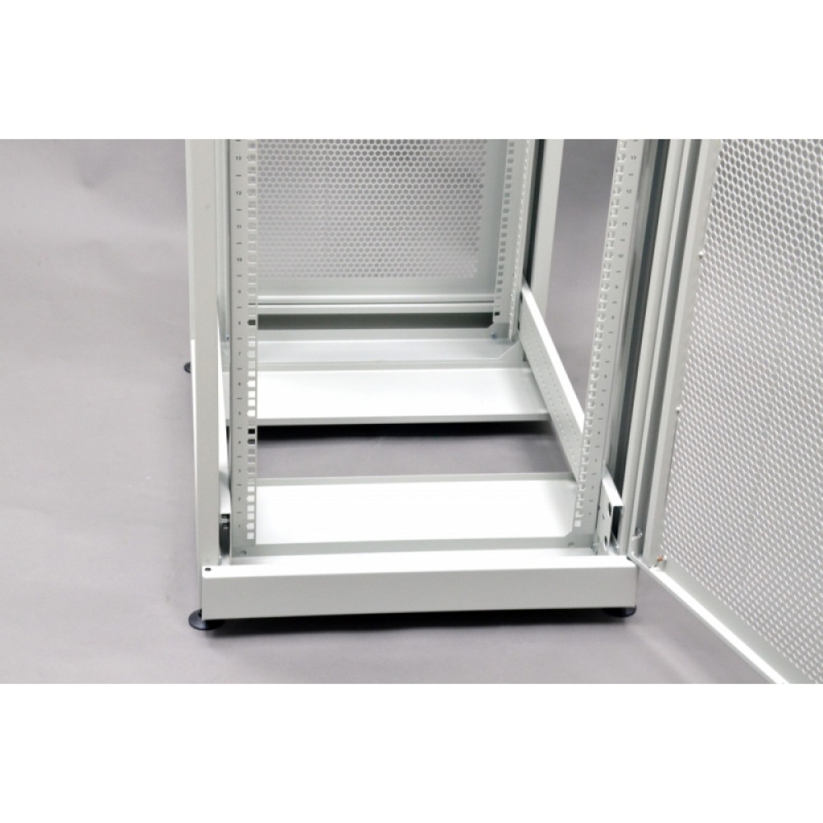 Шкаф 19" 42U, 610х865 мм (Ш*Г), серый, перфорированные двери (66%) (UA-MGSE4268MPG) 98_98.jpg - фото 6