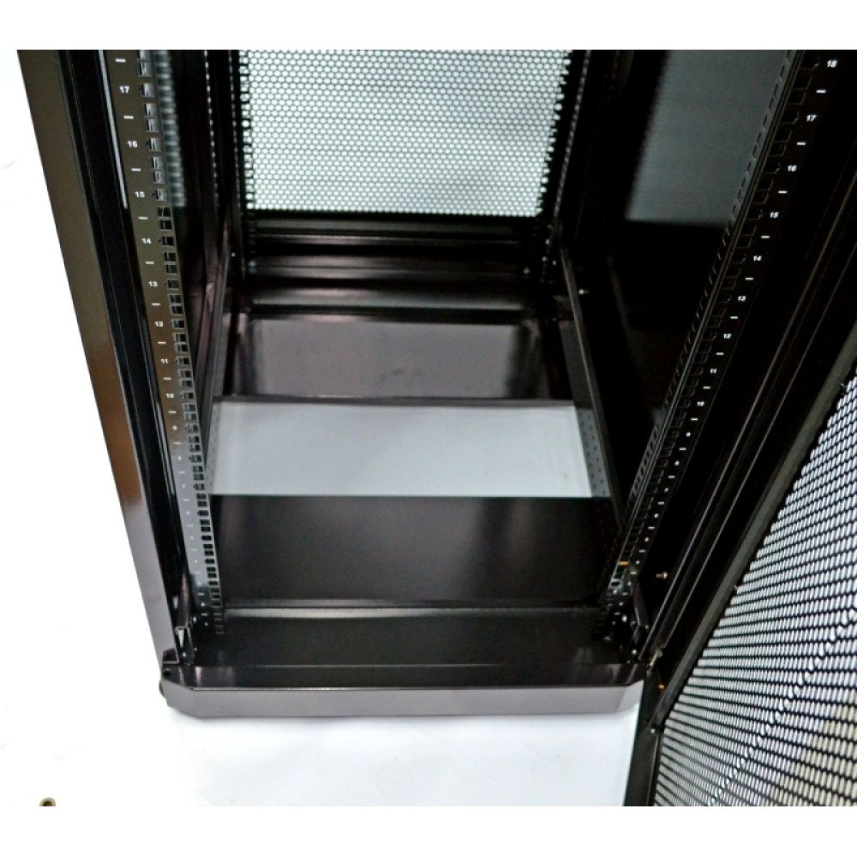 Шкаф 19" 42U, 610х865 мм (Ш*Г), черный, перфорированные двери (66%) (UA-MGSE4268MPB) 98_98.jpg - фото 5